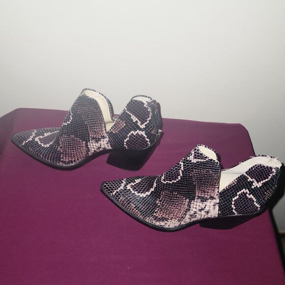 Vince Camuto Gigietta snakeskin print bootie Size 8 - Picture 6 of 9